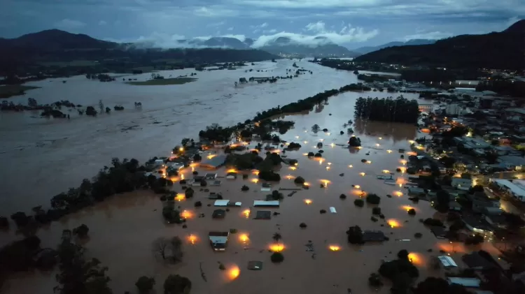 imagem aerea da cidade de encantados depois das enchentes do rio grande do sul