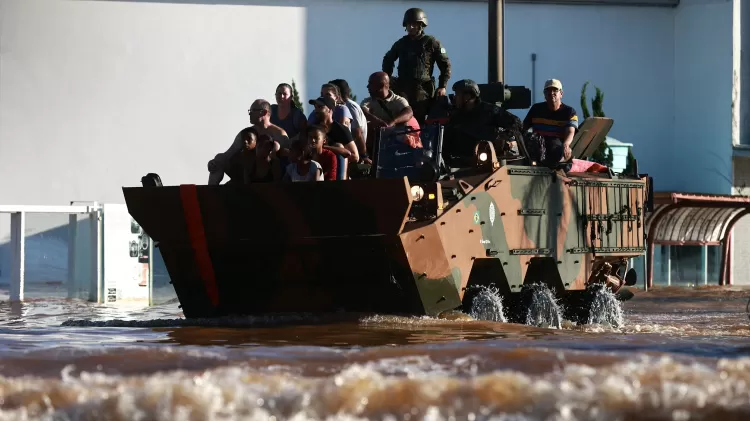 militares resgatando pessoas desabrigadas depois das enchentes no rio grande do sul